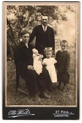 Fotografie Otto Winter, Sankt Paul im Lavanttal, Mutter und Vater mit ihren drei Kindern, Mutterglück