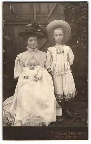 Fotografie Atelier Zenker, Minden i. W., junge Mutter mit ihrer Tochter und dem Neugeborenen, Mutterglück