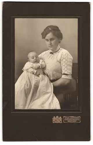 Fotografie Wilh. Hofmann, Erfurt, Mutter mit ihrer Kind auf dem Arm, Mutterglück