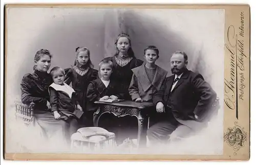 Fotografie O. Stremmel, Elberfeld, Hofauerstr., Mutter und Vater mit ihren fünf Kindern im Atelier, Mutterglück