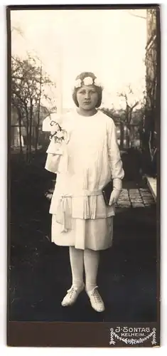 Fotografie J. Sonntag, Kelheim, Mädchen Gretel Link im Konfirmationskleid mit langer Kerze
