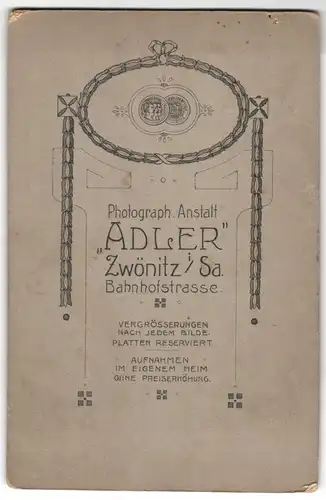Fotografie Atelier Adler, Zwönitz i. Sa., junges Brautpaar im weissen Hochzeitskleid und im Anzug mit Chapeau Claque