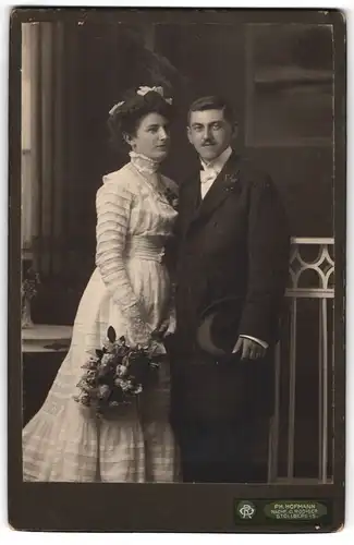 Fotografie Ph. Hofmann, Stollberg i. Sa., sächsisches Brautpaar im Anzug und im Brautkleid