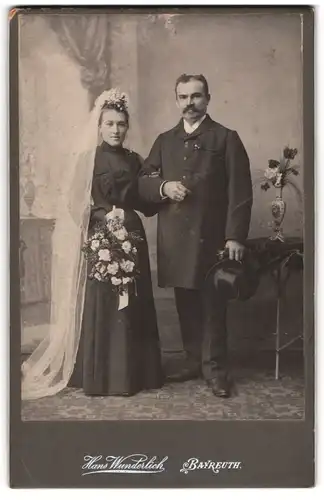 Fotografie Hans Wunderlich, Bayreuth, bayrisches Brautpaar um schwarzen Hochzeitskleid und im Anzug