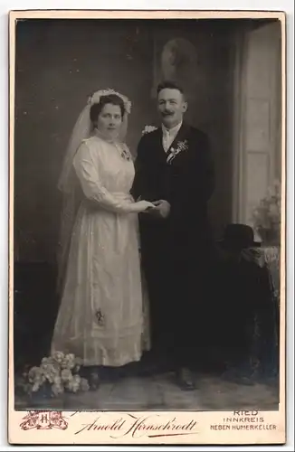 Fotografie Arnold Hirnschrodt, Ried / Innkreis, österreichisches Brautpaar im Hochzeitskleid und Anzug