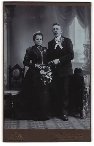 Fotografie Arnold Hirnschrodt, Ried / Innkreis, Brautpaar aus Österreich im schwarzen Hochzeitskleid und Anzug