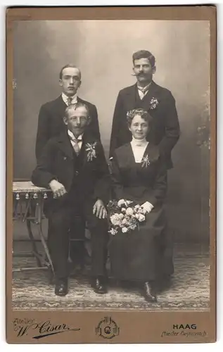 Fotografie W. Cisar, Haag, älteres Brautpaar im dunklen Brautkleid und im Anzug