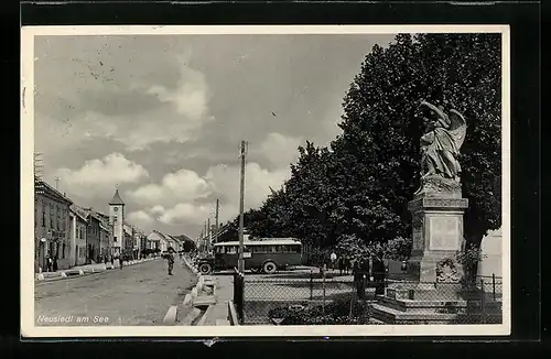 AK Neusiedl am See, Strassenpartie mit Denkmal