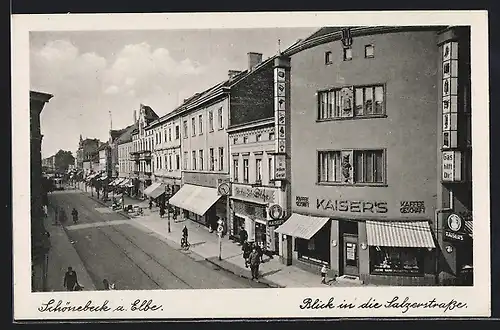 AK Schönebeck /Elbe, Salzerstrasse mit Kaisers Kaffeegeschäft und Passanten aus der Vogelschau