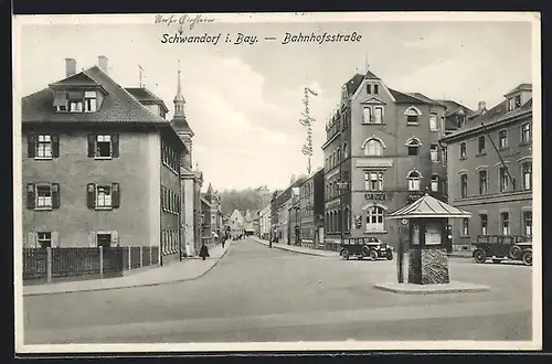 AK Schwandorf /Bay., Bahnhof-Strasse mit Bahnhof-Hotel, Kirche und Pavillon, Automobile