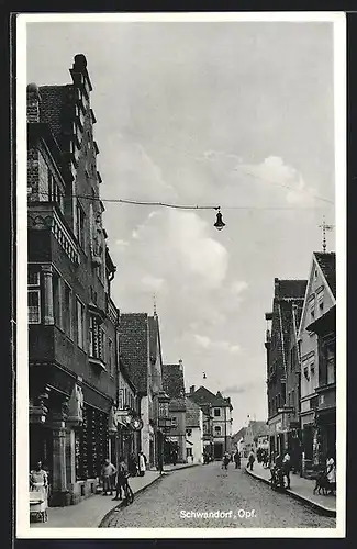 AK Schwandorf /Opf., Strassenpartie mit Passanten und Geschäften, Kinderwagen