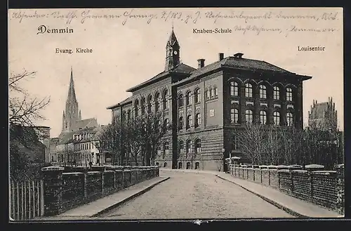 AK Demmin, Strassenpartie mit Ev. Kirche, Knaben-Schule und Louisentor