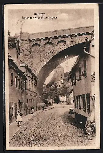 AK Bautzen, Strasse unter der Kronprinzenbrücke mit Passanten