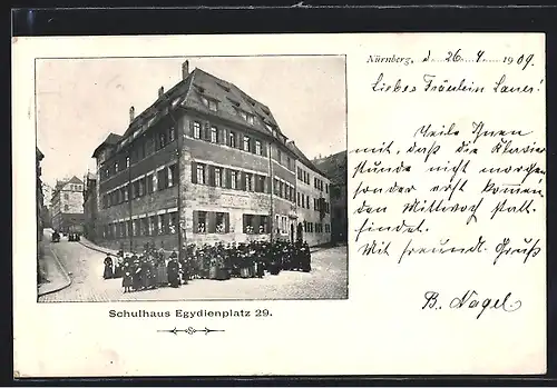 AK Nürnberg, Schulhaus Egydienplatz 29 mit Leuten