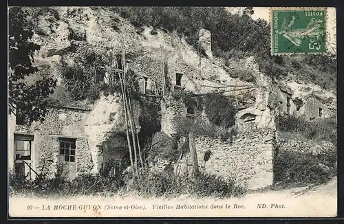 AK La Roche-Guyon, Vieilles Habitations dans le Roc