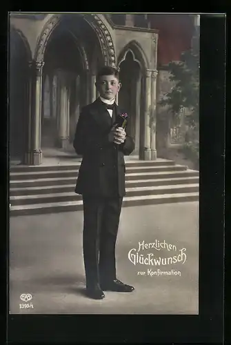 AK Herzlichen Glückwunsch zur Konfirmation!, Konfirmand vor der Kirche