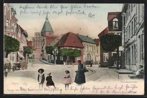 AK Mölln i. Lbg., Ortsansicht mit Passanten und Kirche im Hintergrund