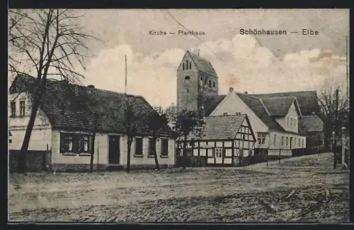 AK Schönhausen / Elbe, Strassenpartie mit Pfarrhaus und Kirche