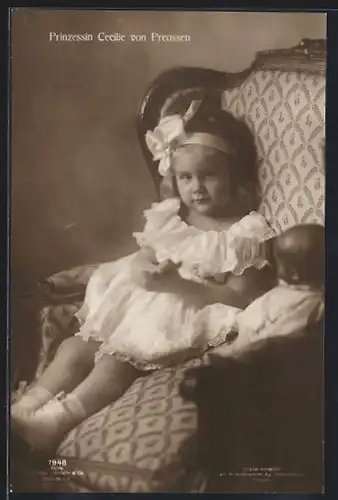 AK Prinzessin Cecilie von Preussen mit Puppe auf einem Sessel sitzend