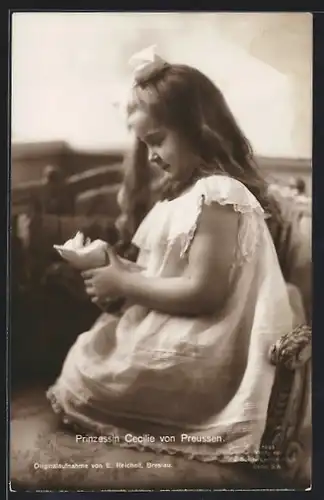 AK Prinzessin Cecilie von Preussen beim Spielen