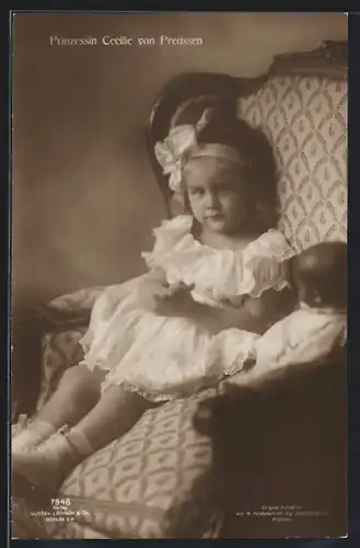 AK Prinzessin Cecilie von Preussen mit Puppe auf einem Sessel sitzend