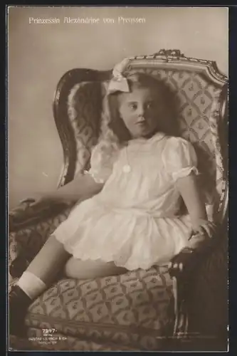 AK Prinzessin Alexandrine von Preussen mit Schleife auf dem Sessel