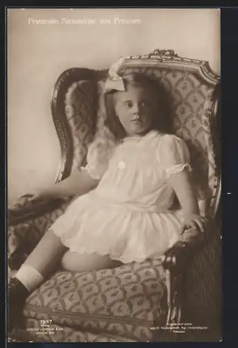 AK Prinzessin Alexandrine von Preussen mit Schleife auf dem Sessel