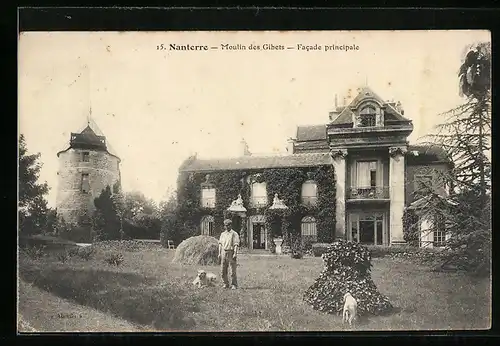 AK Rueil, Moulin des Gibets, un homme avec ses deux chiens dans le jardin