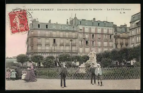 AK Levallois-Perret, Un coin des Jardins la Mairie-La Statue l`Essor