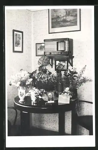 Foto-AK Blumengeschmückter Tisch eines Jubilars, darüber ein Radio