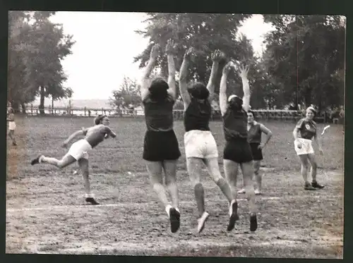 Fotografie Ansicht Kaisermühlen, Frauen-Handballspiel Polizei SpV vs Post-Sportvereinigung 1939