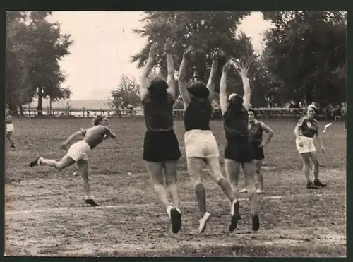 Fotografie Ansicht Kaisermühlen, Frauen-Handballspiel Polizei gegen Post-Sportvereinigung 1939
