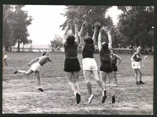 Fotografie Ansicht Kaisermühlen, Poizei vs Post-Sportvereinigung, Handballspiel der Frauen 1939