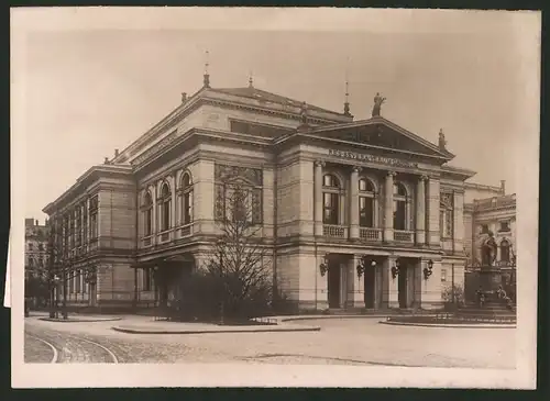 Fotografie Ansicht Leipzig, Gewandhaus mit Denkmal 1941