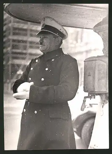 Fotografie Ansicht Wien, Opernkreuzung, Verkehrspolizist reibt sich vor Kälte die Hände 1938