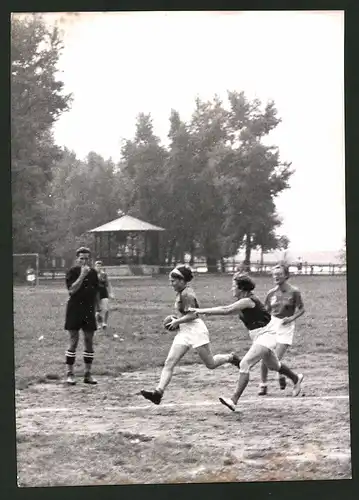 Fotografie Ansicht Kaisermühlen, Frauen-Handballspiel Polizei vs Post 1939, Polizei im Angriff