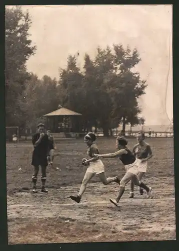 Fotografie Ansicht Kaisermühlen, Frauen-Handballspiel Polizei vs Post 1939, Schiedsrichter pfeift