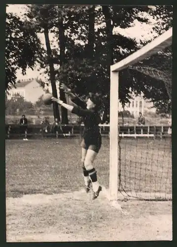 Fotografie Ansicht Kaisermühlen, Frauen-Handballspiel 1939 Polizei vs Post, Torfrau hält