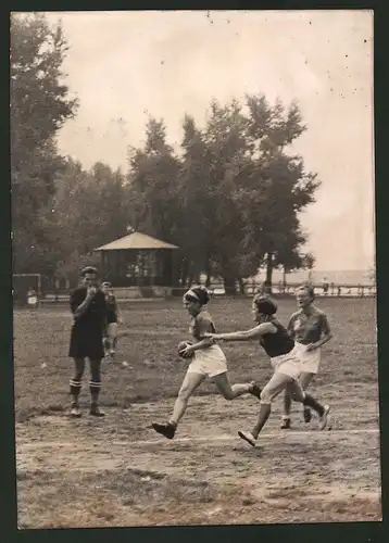 Fotografie Ansicht Kaisermühlen, Frauen-Handballspiel Polizei gegen Post 1939, Polizei Offensive