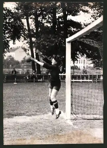Fotografie Ansicht Kaisermühlen, Frauen-Handballspiel Polizei vs Post 1939, Post Torfrau hält