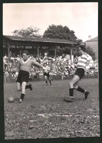 Fotografie Ansicht Wien, Rapidplatz, Fussballspiel Sänger vs Mimen 1940, Kapellmeister Zeltwecker schiesst ein Tor