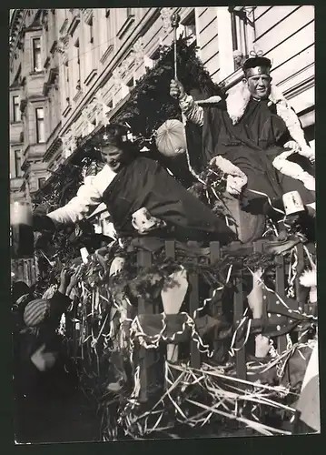 Fotografie Doliwa, Ansicht Wien, Urban Loritz-Platz, Faschingsumzug 1939, Gambrinus schenkt Bier aus