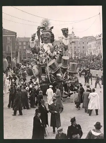 Fotografie Ansicht Nizza, Karneval 1939, Maskenumzug auf der Place Massena, Festwagen