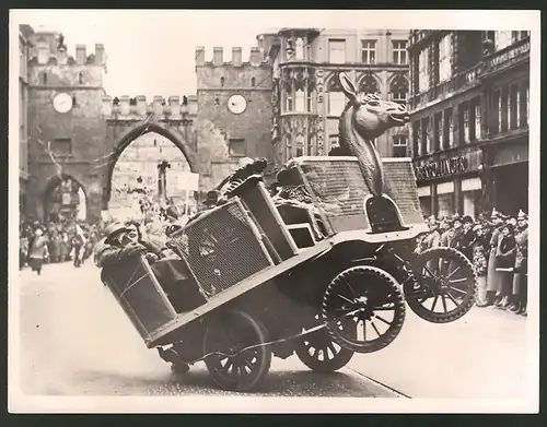 Fotografie Ansicht München, Karneval 1939, Narrengericht verrückter Eselwagen beim Festumzug