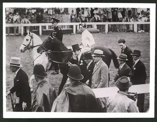 Fotografie Ansicht Epsom, Pferderennen Epsom-Derby 1938, Hon. P. Beatty Besitzer des siegreichen Pferdes Bois Roussel