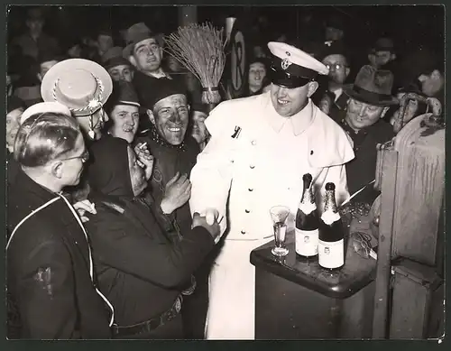 Fotografie Ansicht Berlin, Unter den Linden Ecke Friedrichstrasse, Verkehrspolizist zu Silvester 1939