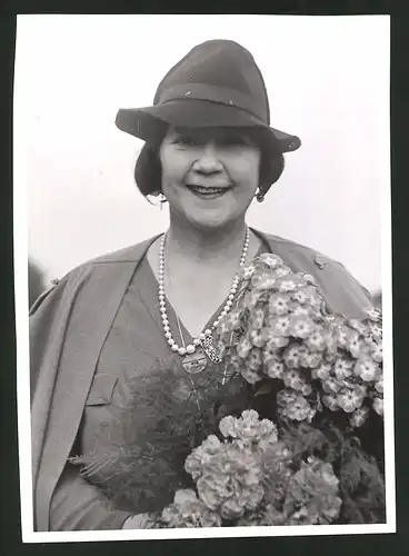 Fotografie Portrait Tollie Zellmann bei ihrer Ankunft in Aspern 1938