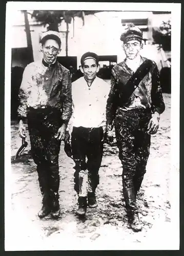 Fotografie Ansicht Miami / FL, Jockey's nach einem Pferderennen 1940, Sieger steht in der Mitte