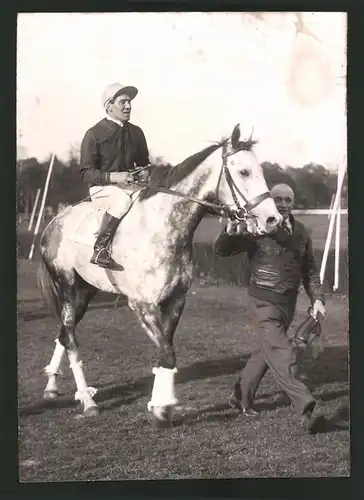 Fotografie Ansicht Berlin-Karlshorst, Pferderennen Osterpreis 1939, Sieger W. Holt auf Le Rex