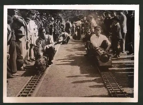 Fotografie Japan, Eisenbahnmodellbauer liefern sich eine Wettfahrt mit ihren kleinen Dampflok's 1940